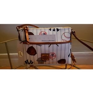 🚨SOLD🚨Dooney & Bourke Yankees Ginger Crossbody